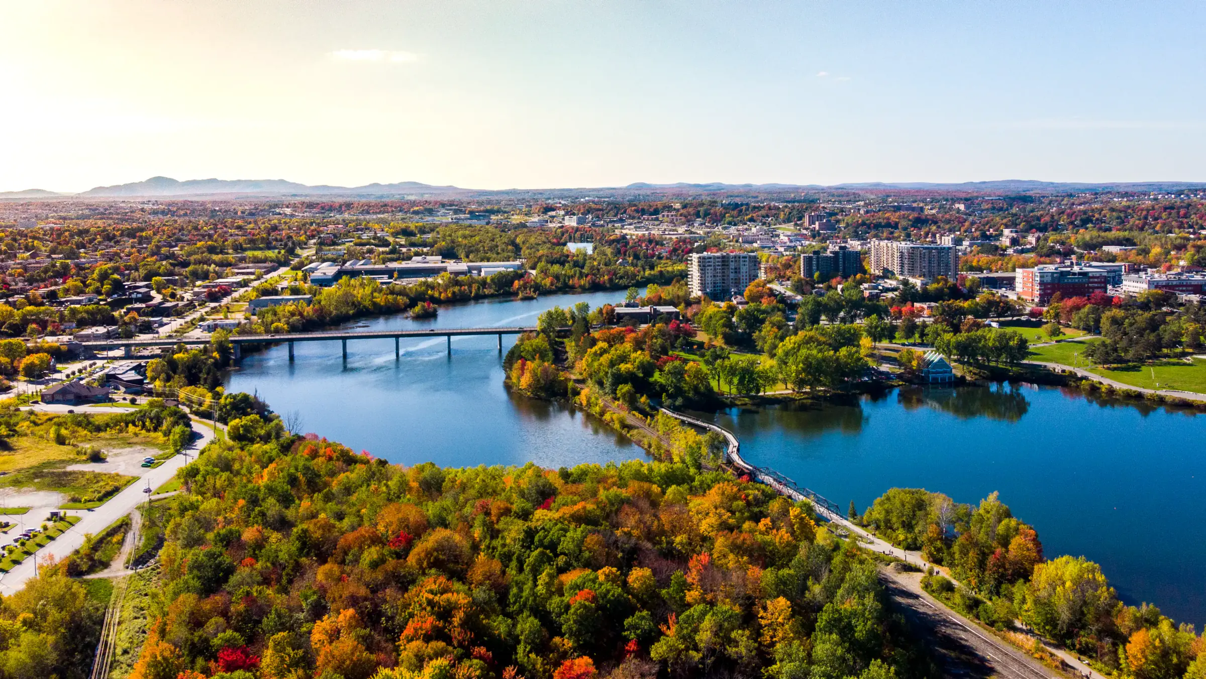 Paysage résidentiel québécois entouré de couleurs automnales