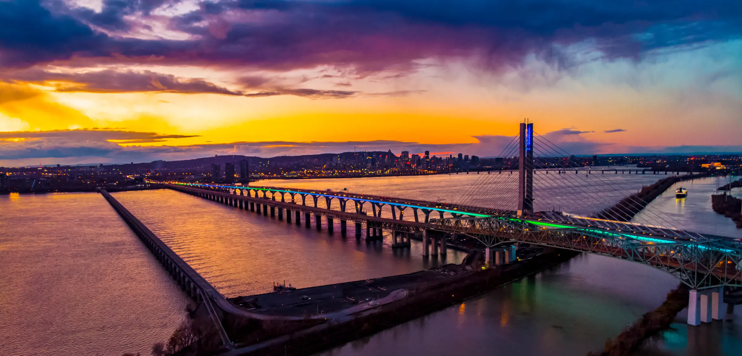 Pont Samuel-De Champlain au coucher du soleil, Montréal à l’horizon
