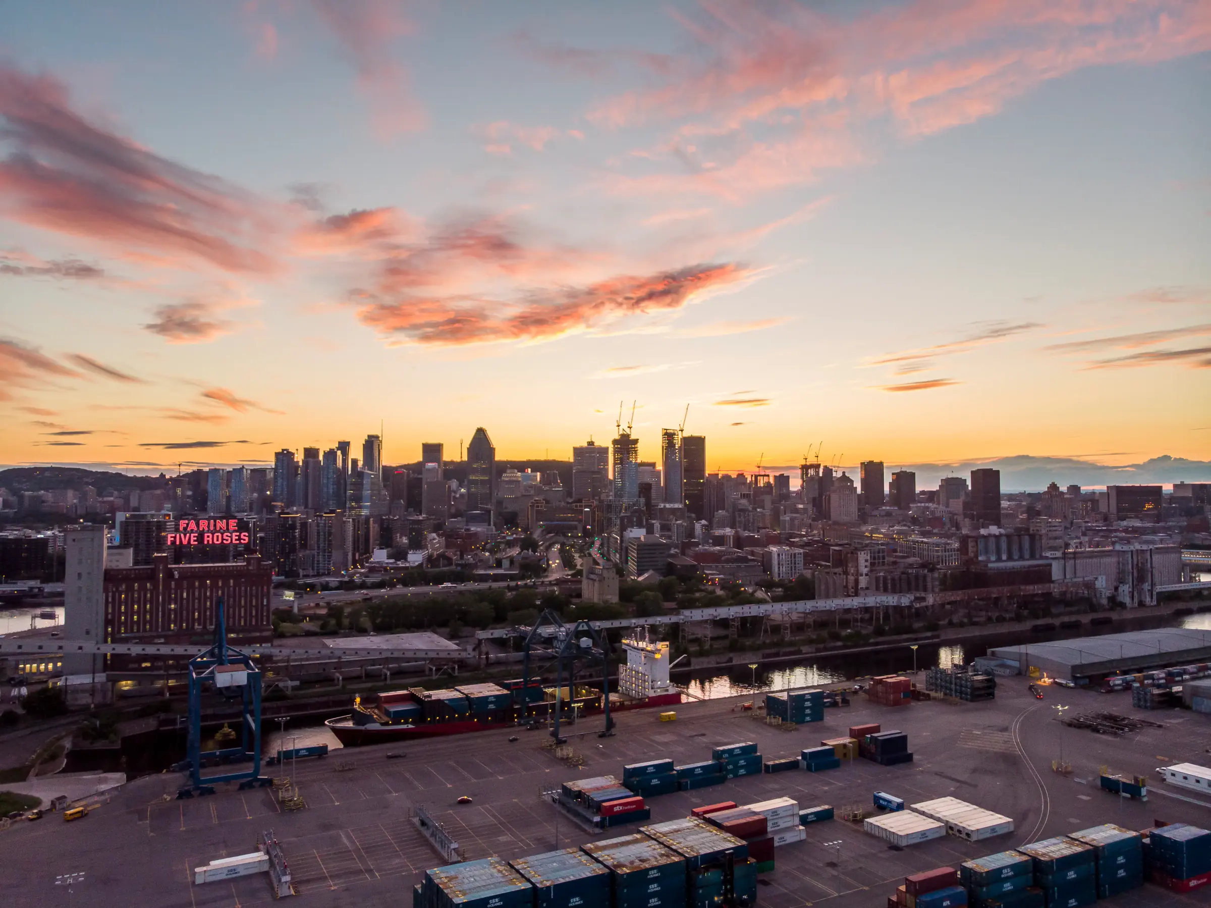 Centre-ville de Montréal et installations portuaires au coucher du soleil