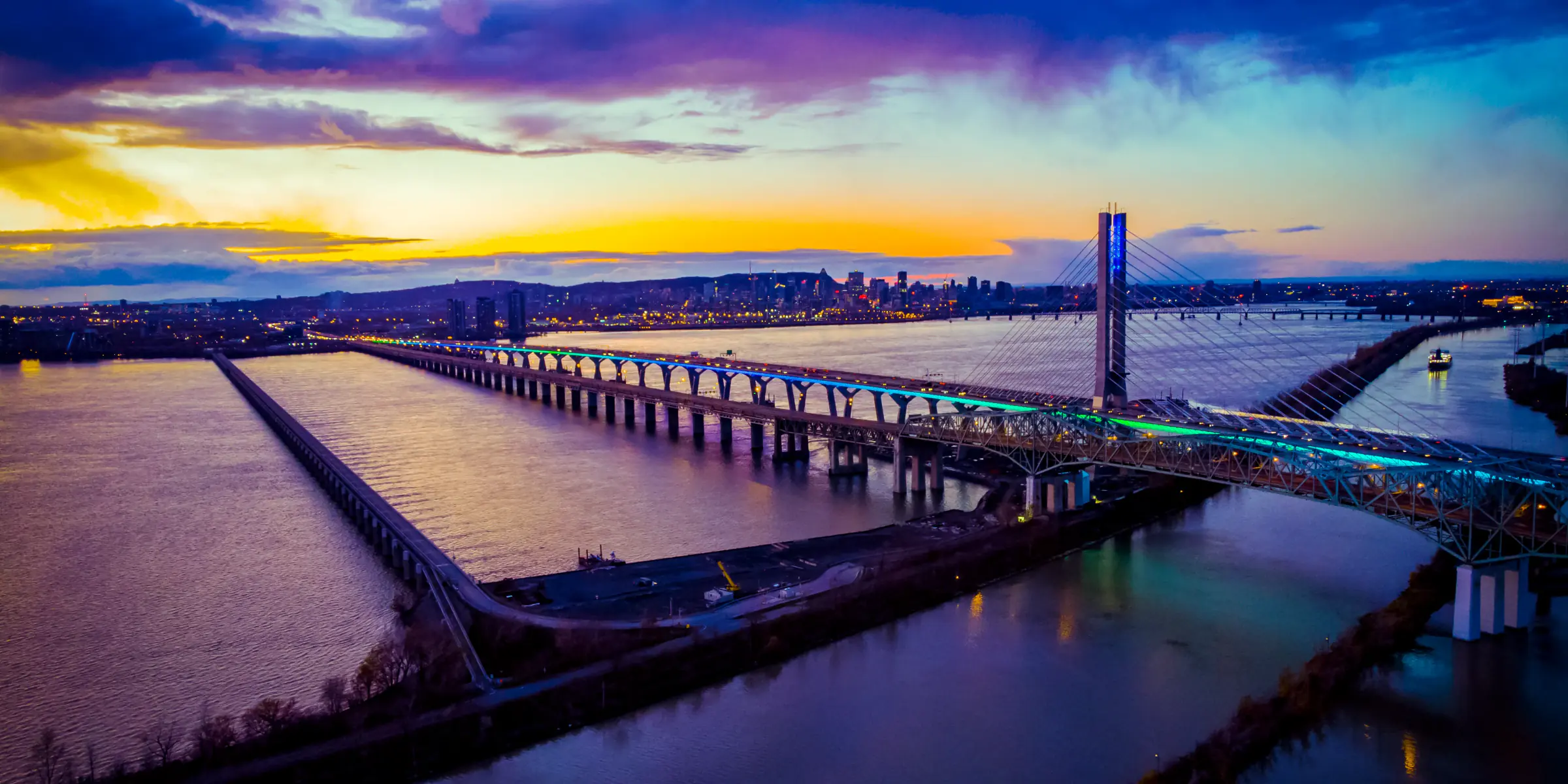 Le pont Samuel-De Champlain et le fleuve au crépuscule