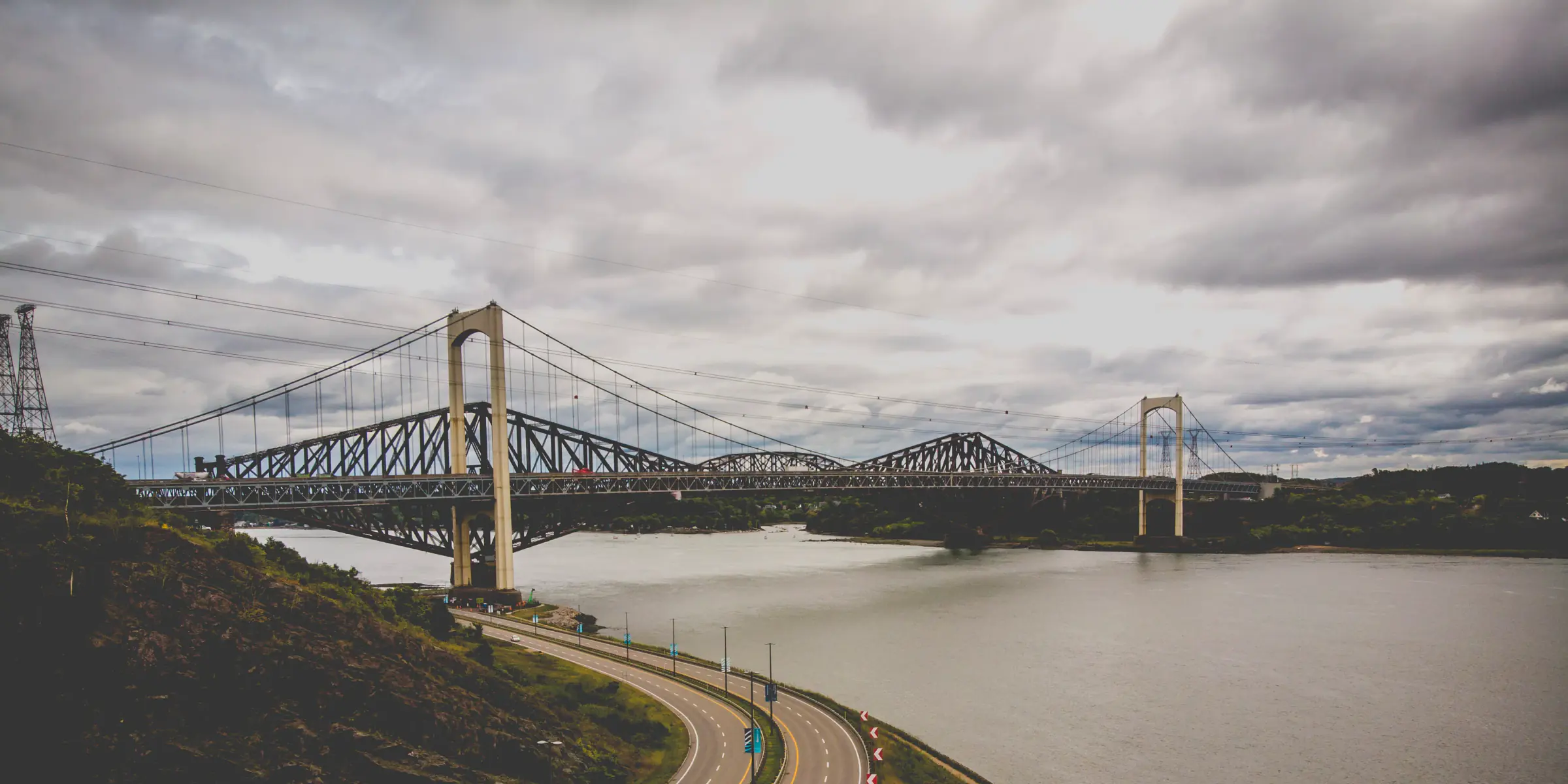 Les ponts de Québec au-dessus du fleuve