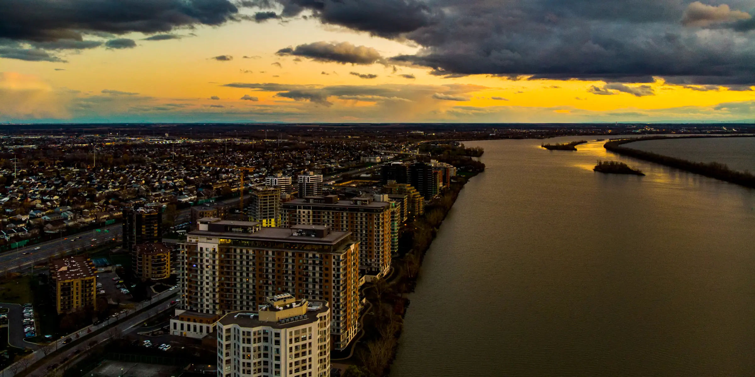 Tours d’habitation en bordure du fleuve au coucher du soleil