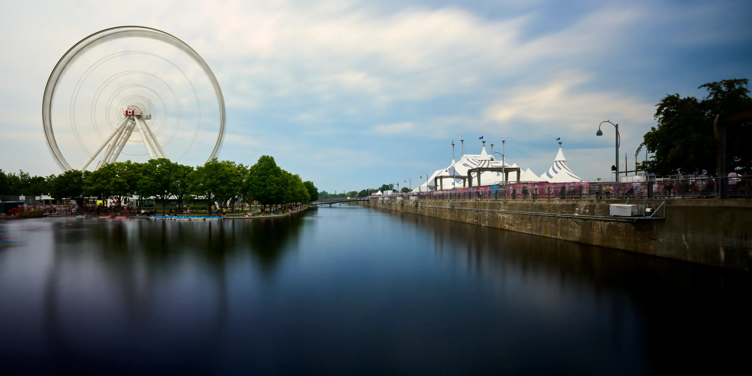 La grande roue et le bassin du Vieux-Port de Montréal