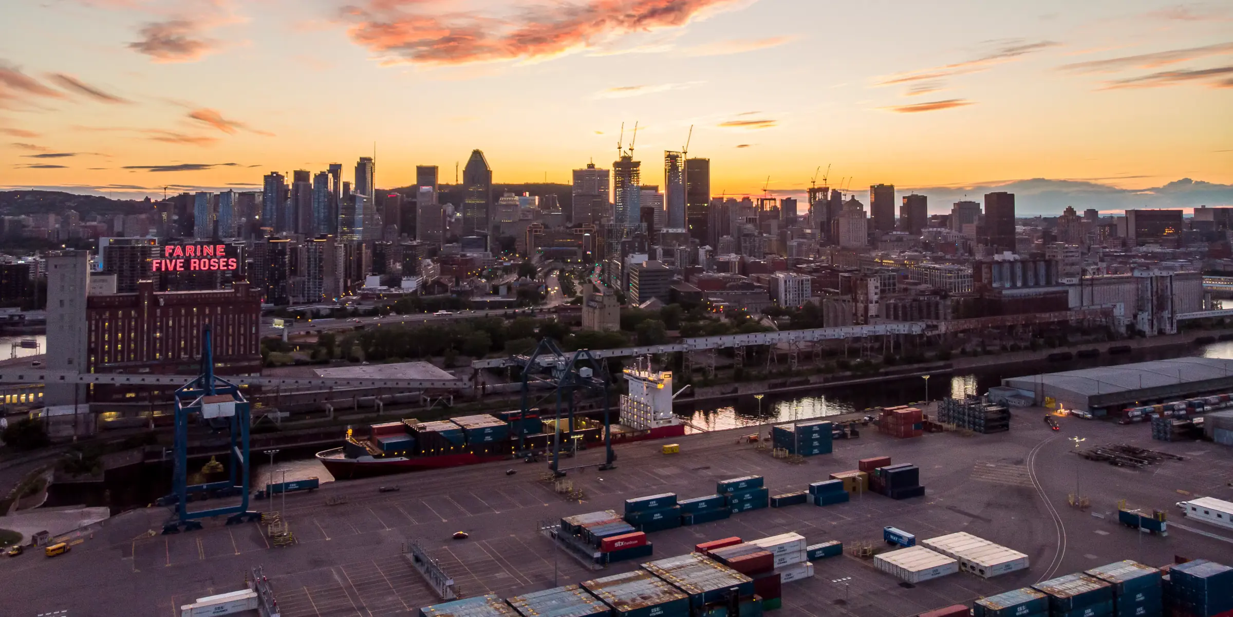 Le port de Montréal et le centre-ville au lever du soleil