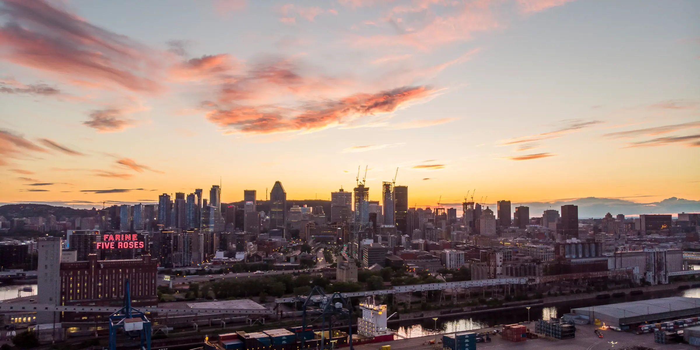 Le centre-ville de Montréal et ses grues au coucher du soleil