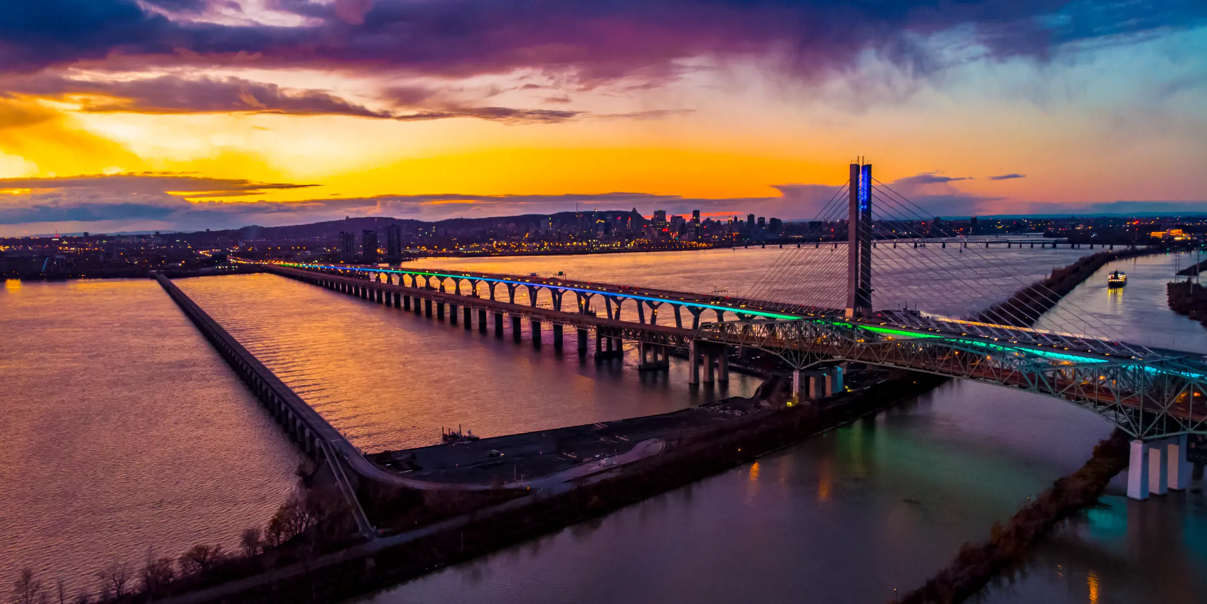 Le pont Samuel-De Champlain illuminé au crépuscule