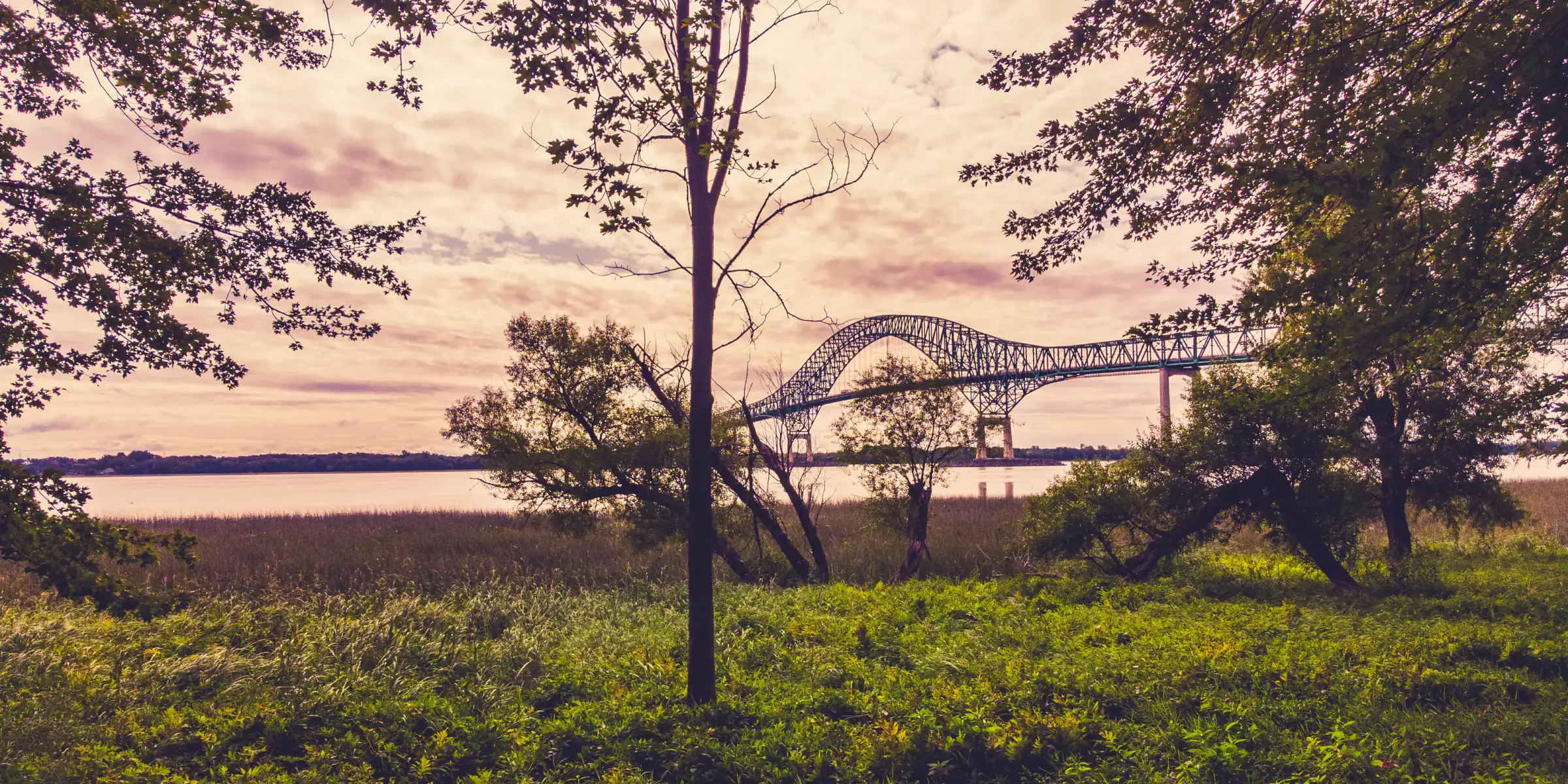 Le pont Laviolette vu de la rive du fleuve au coucher du soleil
